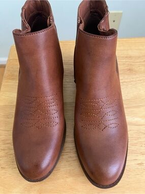 FRYE AND CO. Cognac Brown Leather Ankle Booties with Decorative Stitching